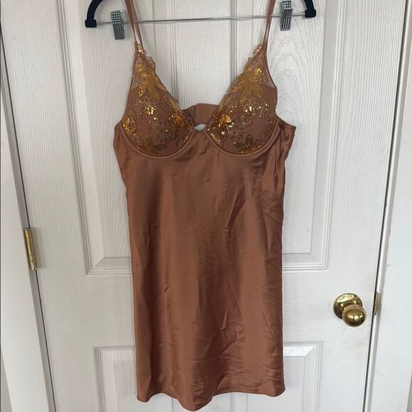 Victoria's Secret Gold Sequined Ziggy Glam Floral Embroidery Underwire Slip SZ L - Picture 4 of 7